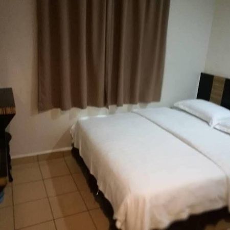 Hotel Traveller Kota Kinabalu Esterno foto