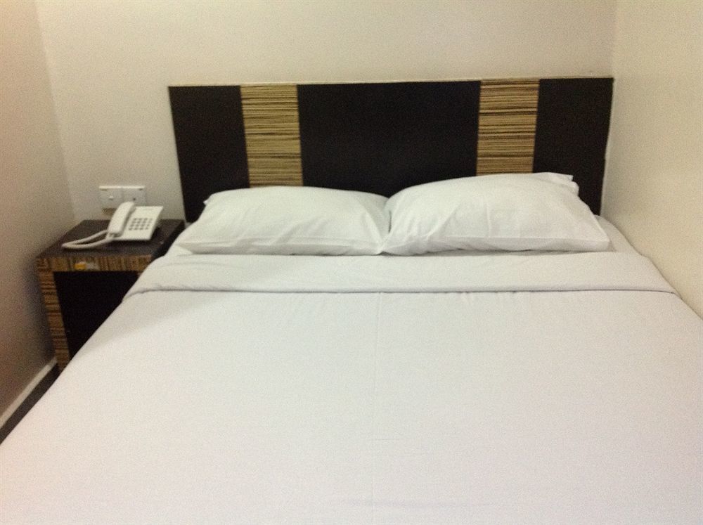 Hotel Traveller Kota Kinabalu Esterno foto