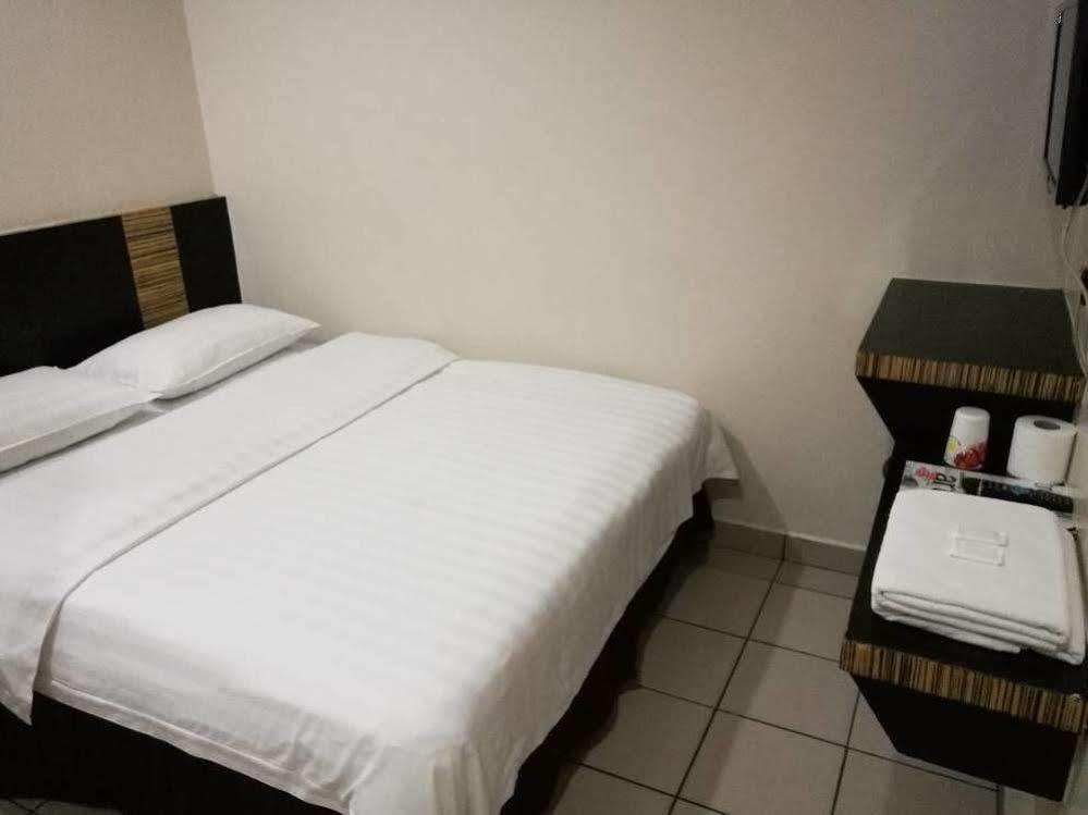 Hotel Traveller Kota Kinabalu Esterno foto