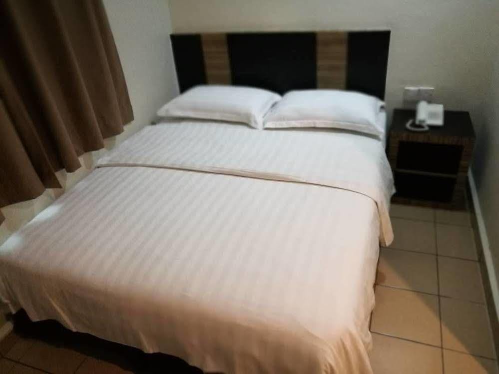 Hotel Traveller Kota Kinabalu Esterno foto